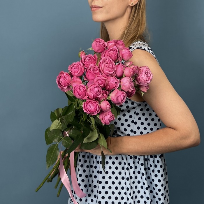 7 кустовых пионовидных роз Мисти Баблс 60 см